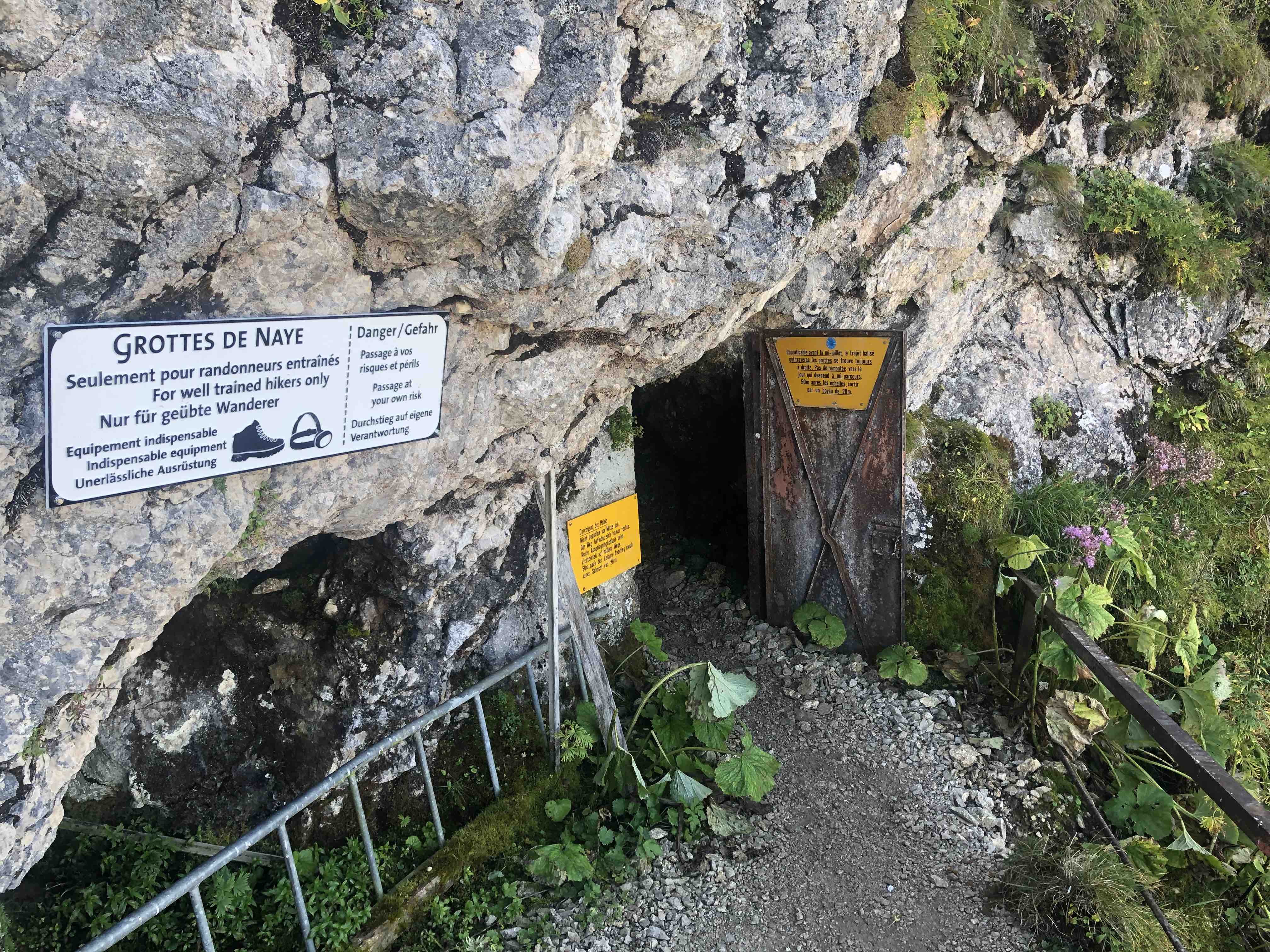 L'entrée de la Grotte de Naye